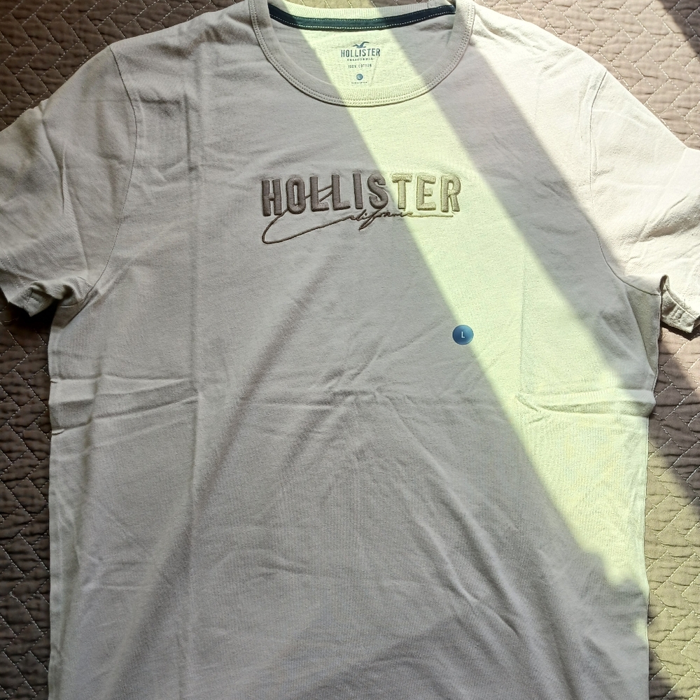Hollister Men's Cream T-Shirt